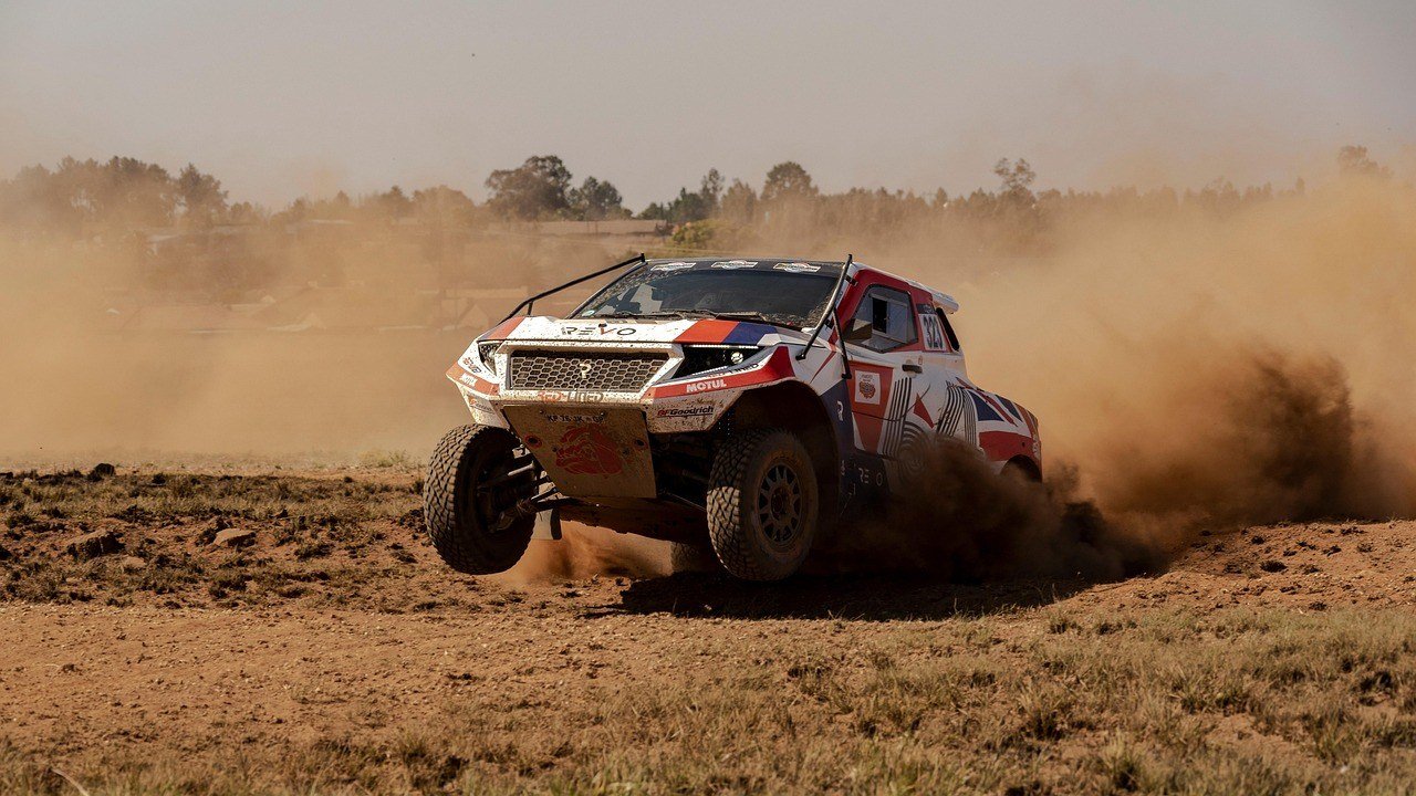 런던 마라톤 결승선에서 기뻐하는 사웨와 선수들